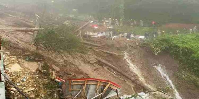 കനത്തമഴ; ഷിംലയിൽ ക്ഷേത്രം തകർന്ന് ഒൻപത് മരണം കനത്തമഴ; ഷിംലയിൽ ക്ഷേത്രം തകർന്ന് ഒൻപത് മരണം
