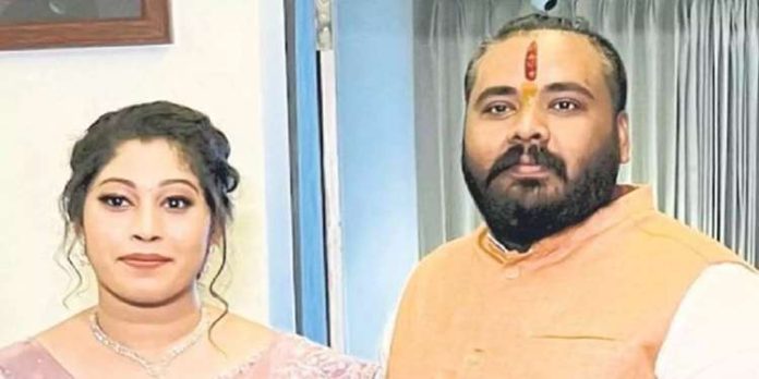 കേന്ദ്രത്തിൽ പിടിയുണ്ടെന്നു വിശ്വസിപ്പിച്ച് 65 ലക്ഷം തട്ടി ; മലയാളി ദമ്പതികൾ അറസ്റ്റിൽ കേന്ദ്രത്തിൽ പിടിയുണ്ടെന്നു വിശ്വസിപ്പിച്ച് 65 ലക്ഷം തട്ടി ; മലയാളി ദമ്പതികൾ അറസ്റ്റിൽ