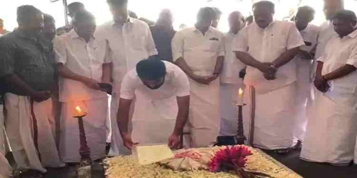 ഉമ്മൻ ചാണ്ടിയുടെ കല്ലറയിൽ നാമനിർദേശ പത്രിക വെച്ച് പ്രാർത്ഥിച്ച് ചാണ്ടി ഉമ്മൻ ഉമ്മൻ ചാണ്ടിയുടെ കല്ലറയിൽ നാമനിർദേശ പത്രിക വെച്ച് പ്രാർത്ഥിച്ച് ചാണ്ടി ഉമ്മൻ