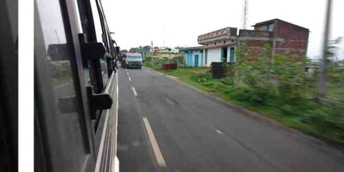 ഛർദിക്കാൻ തല പുറത്തേക്കിട്ട യുവതി മറ്റൊരു വാഹനത്തിൽ തലയിടിച്ച് മരിച്ചു ഛർദിക്കാൻ തല പുറത്തേക്കിട്ട യുവതി മറ്റൊരു വാഹനത്തിൽ തലയിടിച്ച് മരിച്ചു