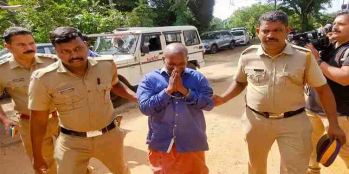 മാതാപിതാക്കളെ വെട്ടി കൊലപ്പെടുത്തിയ കേസിലെ പ്രതിയെ റിമാൻഡ് ചെയ്തു മാതാപിതാക്കളെ വെട്ടി കൊലപ്പെടുത്തിയ കേസിലെ പ്രതിയെ റിമാൻഡ് ചെയ്തു