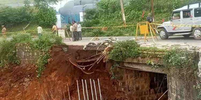 ഊട്ടി-ഗൂഡല്ലൂർ പാതയിൽ പാലം ഇടിഞ്ഞു; ഗതാഗതം സ്തംഭിച്ചു ഊട്ടി-ഗൂഡല്ലൂർ പാതയിൽ പാലം ഇടിഞ്ഞു; ഗതാഗതം സ്തംഭിച്ചു