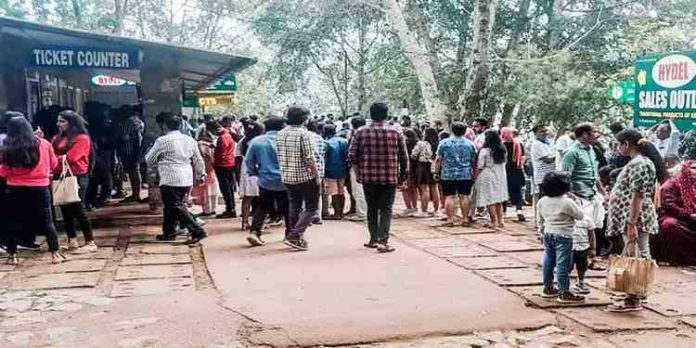 ഇടുക്കി കാണാൻ തിരക്ക് ; മൂന്നാറിലേക്കും വാഗമണിലേക്കും സന്ദർശക പ്രവാഹം ഇടുക്കി കാണാൻ തിരക്ക് ; മൂന്നാറിലേക്കും വാഗമണിലേക്കും സന്ദർശക പ്രവാഹം