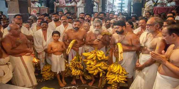 ഗുരുവായൂർ ക്ഷേത്രത്തിൽ ഉത്രാടം കാഴ്ചക്കുലകൾ സമർപ്പിച്ചു ഗുരുവായൂർ ക്ഷേത്രത്തിൽ ഉത്രാടം കാഴ്ചക്കുലകൾ സമർപ്പിച്ചു