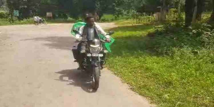 ആംബുലൻസ് ലഭിച്ചില്ല ; ഒന്നരവയസുകാരന്റെ മൃതദേഹവുമായി 55 കിലോമീറ്ററോളം ബൈക്കിൽ സഞ്ചരിച്ച് പിതാവ് ആംബുലൻസ് ലഭിച്ചില്ല ; ഒന്നരവയസുകാരന്റെ മൃതദേഹവുമായി 55 കിലോമീറ്ററോളം ബൈക്കിൽ സഞ്ചരിച്ച് പിതാവ്
