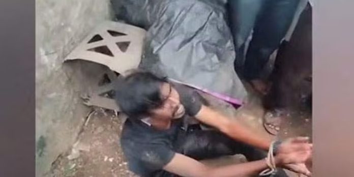 പത്തനാപുരത്ത് യുവതിയെ കഴുത്തറുത്ത് കൊല്ലാന് ശ്രമം ; ഭര്ത്താവിനെ നാട്ടുകാര് പിടികൂടി പോലീസില് ഏല്പ്പിച്ചു പത്തനാപുരത്ത് യുവതിയെ കഴുത്തറുത്ത് കൊല്ലാന് ശ്രമം ; ഭര്ത്താവിനെ നാട്ടുകാര് പിടികൂടി പോലീസില് ഏല്പ്പിച്ചു
