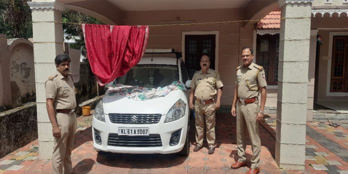 വ്യാജ നമ്പര് പ്ലേറ്റ് ഉപയോഗിച്ച് യാത്ര നടത്തിയ വാഹനം പിടിച്ചെടുത്തു വ്യാജ നമ്പര് പ്ലേറ്റ് ഉപയോഗിച്ച് യാത്ര നടത്തിയ വാഹനം പിടിച്ചെടുത്തു