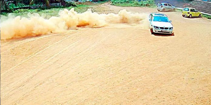 കാറുമായി അഭ്യാസ പ്രകടനം ; വിദ്യാർഥിയുടെ ലൈസൻസ് സസ്പെൻഡ് ചെയ്തു കാറുമായി അഭ്യാസ പ്രകടനം ; വിദ്യാർഥിയുടെ ലൈസൻസ് സസ്പെൻഡ് ചെയ്തു