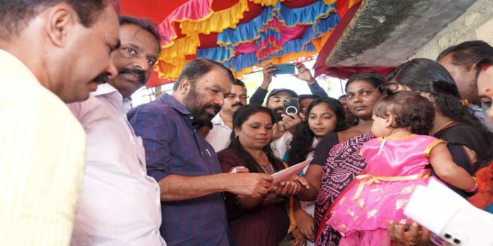 കിണറ്റിലകപ്പെട്ട് മരിച്ച തൊഴിലാളിയുടെ കുടുംബത്തിന് സഹായവുമായി മന്ത്രി വി ശിവൻകുട്ടി കിണറ്റിലകപ്പെട്ട് മരിച്ച തൊഴിലാളിയുടെ കുടുംബത്തിന് സഹായവുമായി മന്ത്രി വി ശിവൻകുട്ടി