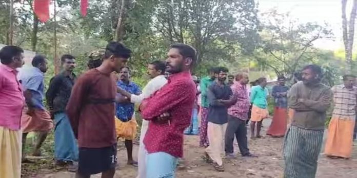 വനംവകുപ്പ് വാച്ചറെ മാനേജരുള്പ്പടെ മര്ദ്ദിച്ചു ; ഗവി വനംവികസന കോര്പ്പറേഷന് ഓഫീസിന് മുന്നില് പ്രതിഷേധം വനംവകുപ്പ് വാച്ചറെ മാനേജരുള്പ്പടെ മര്ദ്ദിച്ചു ; ഗവി വനംവികസന കോര്പ്പറേഷന് ഓഫീസിന് മുന്നില് പ്രതിഷേധം