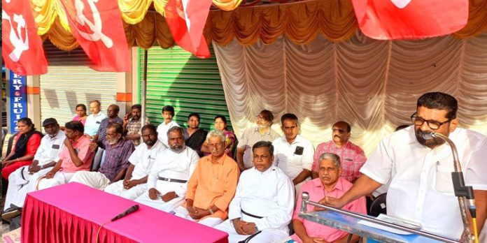 ഭരണഘടനയുടെ നഗ്നമായ ലംഘനമാണ് മണിപ്പുരില് നടക്കുന്നത് – എ.പി ജയന് ഭരണഘടനയുടെ നഗ്നമായ ലംഘനമാണ് മണിപ്പുരില് നടക്കുന്നത് – എ.പി ജയന്