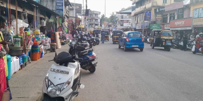 കോന്നിയില് ഓണത്തിന് ഗതാഗതകുരുക്ക് മുറുകും കോന്നിയില് ഓണത്തിന് ഗതാഗതകുരുക്ക് മുറുകും