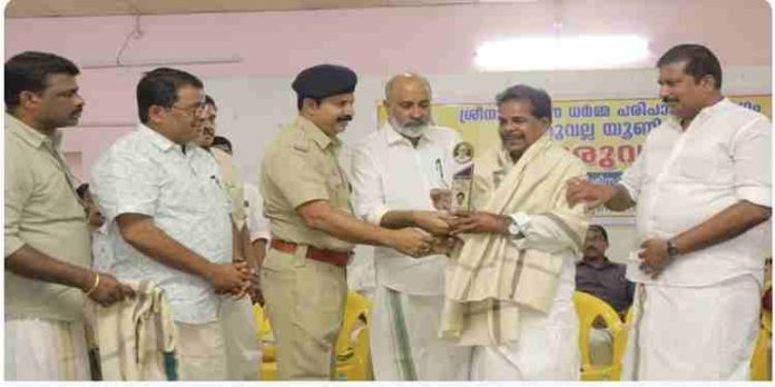 സാമൂഹ്യസേവനത്തിനുള്ള പുരസ്ക്കാരം എസ്.എൻ.ഡി.പി.യോഗം ഇൻസ്പെക്ടിംഗ് ഓഫീസർ എസ്. രവീന്ദ്രന് സാമൂഹ്യസേവനത്തിനുള്ള പുരസ്ക്കാരം എസ്.എൻ.ഡി.പി.യോഗം ഇൻസ്പെക്ടിംഗ് ഓഫീസർ എസ്. രവീന്ദ്രന്