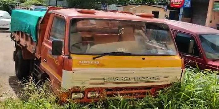 ഭാരതപുഴയില് നിന്നും അനധികൃതമായി മണല് കടത്തല് ; ടിപ്പര് ലോറി പിടിച്ചെടുത്തു ഭാരതപുഴയില് നിന്നും അനധികൃതമായി മണല് കടത്തല് ; ടിപ്പര് ലോറി പിടിച്ചെടുത്തു