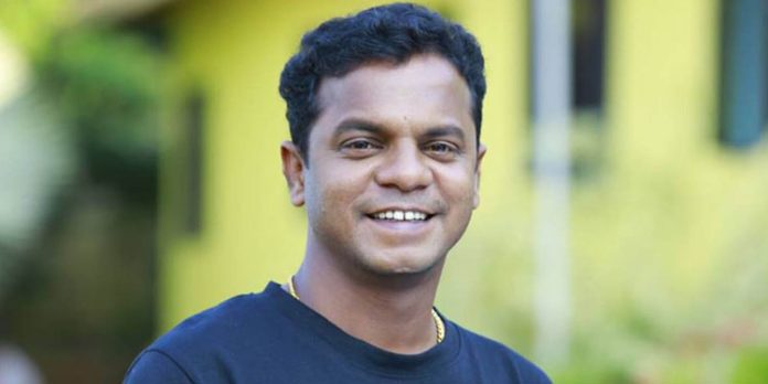 ധർമൂസിന്റെ പേരിൽ നിന്നെ വിശ്വസിച്ച എത്ര പേരെ നീ പറ്റിച്ചിട്ടുണ്ട്? വിമർശകന് മറുപടിയുമായി ധർമജൻ ധർമൂസിന്റെ പേരിൽ നിന്നെ വിശ്വസിച്ച എത്ര പേരെ നീ പറ്റിച്ചിട്ടുണ്ട്? വിമർശകന് മറുപടിയുമായി ധർമജൻ