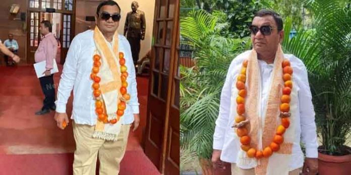 വിലക്കയറ്റം ; പാർലമെന്റിൽ തക്കാളി മാല അണിഞ്ഞെത്തി എഎപി എംപിയുടെ പ്രതിഷേധം വിലക്കയറ്റം ; പാർലമെന്റിൽ തക്കാളി മാല അണിഞ്ഞെത്തി എഎപി എംപിയുടെ പ്രതിഷേധം
