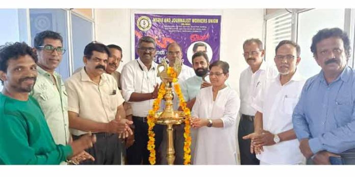 മീഡിയ ആന്റ് ജേർണലിസ്റ്റ് വർക്കേഴ്സ് യൂണിയന് (MJWU) ; മാധ്യമ പ്രവര്ത്തകര്ക്ക് ദേശീയ തലത്തില് പുതിയ സംഘടന മീഡിയ ആന്റ് ജേർണലിസ്റ്റ് വർക്കേഴ്സ് യൂണിയന് (MJWU) ; മാധ്യമ പ്രവര്ത്തകര്ക്ക് ദേശീയ തലത്തില് പുതിയ സംഘടന
