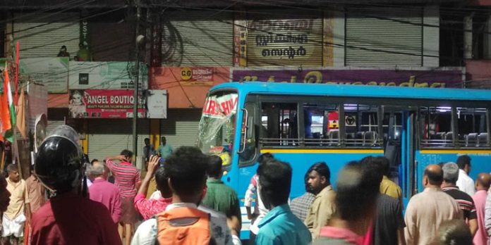 നിയന്ത്രണം വിട്ട സ്വകാര്യ ബസ് റേഷന് കടയിലേക്ക് ഇടിച്ചു കയറി നിയന്ത്രണം വിട്ട സ്വകാര്യ ബസ് റേഷന് കടയിലേക്ക് ഇടിച്ചു കയറി