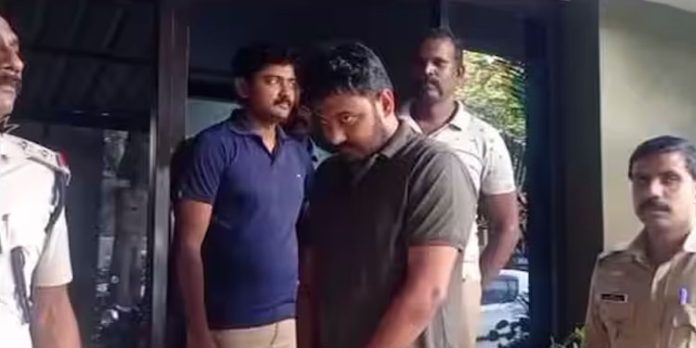 നവദമ്പതികളുടെ സ്വകാര്യ ദൃശ്യങ്ങൾ പകർത്തി, പിന്നാലെ ബ്ലാക്ക് മെയിലിംഗ് ; ഹോട്ടൽ ജീവനക്കാരൻ പിടിയിൽ നവദമ്പതികളുടെ സ്വകാര്യ ദൃശ്യങ്ങൾ പകർത്തി, പിന്നാലെ ബ്ലാക്ക് മെയിലിംഗ് ; ഹോട്ടൽ ജീവനക്കാരൻ പിടിയിൽ