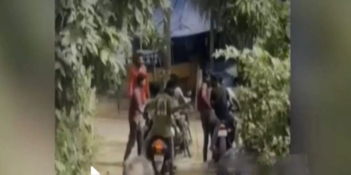 ഫുട്ബോൾ കളിക്കിടെ നടന്ന തർക്കത്തിന് വീട് കയറി ആക്രമണം ; 3 പേർക്ക് പരിക്കേറ്റു ഫുട്ബോൾ കളിക്കിടെ നടന്ന തർക്കത്തിന് വീട് കയറി ആക്രമണം ; 3 പേർക്ക് പരിക്കേറ്റു