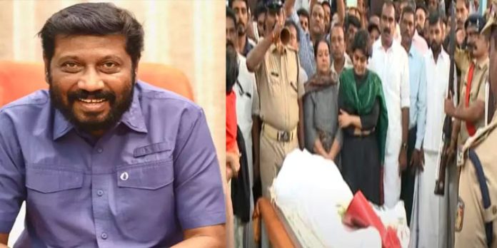 ചിരിയുടെ ഗോഡ്ഫാദർ ഇനി ഓർമ്മ ; സിദ്ദിഖിന് ഔദ്യോഗിക ബഹുമതികളോടെ യാത്രാമൊഴി ചിരിയുടെ ഗോഡ്ഫാദർ ഇനി ഓർമ്മ ; സിദ്ദിഖിന് ഔദ്യോഗിക ബഹുമതികളോടെ യാത്രാമൊഴി