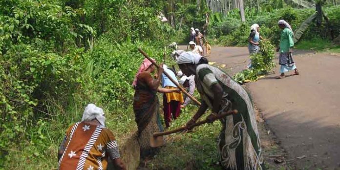 തൊഴിലുറപ്പ് തൊഴിലാളികളുടെ വേതനം വര്ധിപ്പിച്ച് കേന്ദ്രസര്ക്കാര് തൊഴിലുറപ്പ് തൊഴിലാളികളുടെ വേതനം വര്ധിപ്പിച്ച് കേന്ദ്രസര്ക്കാര്