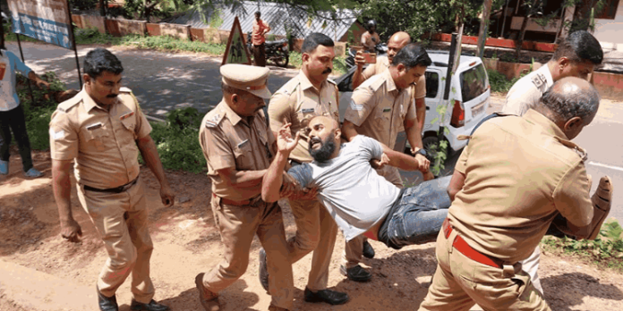 പോലിസ് സ്റ്റേഷൻ പരിസരത്ത് ടിപ്പർ ലോറി ഡ്രൈവറുടെ ആത്മഹത്യാശ്രമം പോലിസ് സ്റ്റേഷൻ പരിസരത്ത് ടിപ്പർ ലോറി ഡ്രൈവറുടെ ആത്മഹത്യാശ്രമം