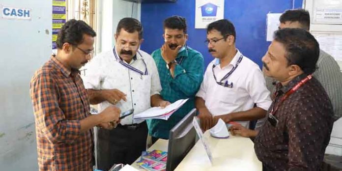 അമിത ഫീസ് ഈടാക്കുന്നതായി പരാതി ; അക്ഷയ കേന്ദ്രങ്ങളിൽ മിന്നൽ പരിശോധന നടത്തി വിജിലൻസ് അമിത ഫീസ് ഈടാക്കുന്നതായി പരാതി ; അക്ഷയ കേന്ദ്രങ്ങളിൽ മിന്നൽ പരിശോധന നടത്തി വിജിലൻസ്