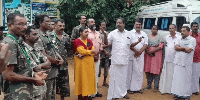 അടവി കുട്ടവഞ്ചി സവാരി കേന്ദ്രത്തിൽ തൊഴിലാളികൾ കരിദിനം ആചരിച്ചു അടവി കുട്ടവഞ്ചി സവാരി കേന്ദ്രത്തിൽ തൊഴിലാളികൾ കരിദിനം ആചരിച്ചു