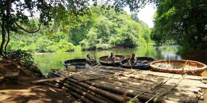കോന്നി കരിയാട്ടത്തിന്റെ ഭാഗമായി കുട്ടവഞ്ചി തുഴച്ചിൽ മത്സരം നടക്കും കോന്നി കരിയാട്ടത്തിന്റെ ഭാഗമായി കുട്ടവഞ്ചി തുഴച്ചിൽ മത്സരം നടക്കും