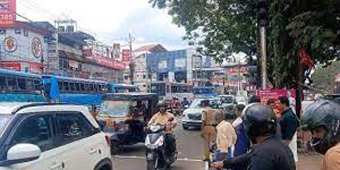 അടൂര് നഗരത്തില് പാര്ക്കിങ് സൗകര്യമില്ല ; ഗതാഗത കുരുക്കില് നഗരം അടൂര് നഗരത്തില് പാര്ക്കിങ് സൗകര്യമില്ല ; ഗതാഗത കുരുക്കില് നഗരം