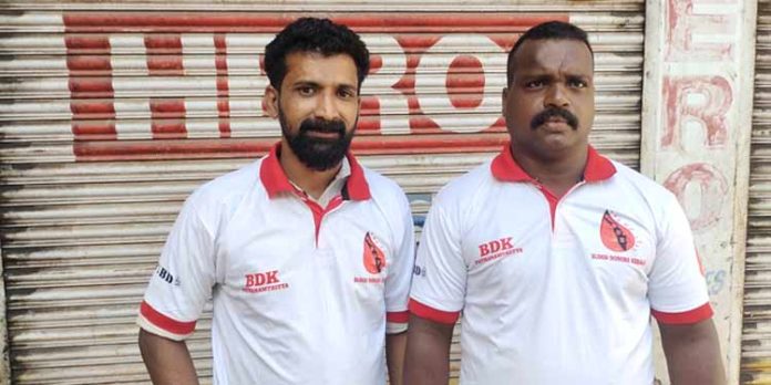 അത്യപൂര്വമായ ബോംബെ ഗ്രൂപ്പ് രക്തവുമായി ജൂനൈസും അഭിലാഷും പത്തനംതിട്ടയില് എത്തി അത്യപൂര്വമായ ബോംബെ ഗ്രൂപ്പ് രക്തവുമായി ജൂനൈസും അഭിലാഷും പത്തനംതിട്ടയില് എത്തി