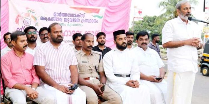പാരതന്ത്ര്യത്തിന്റ ചങ്ങലകൾ ഇനിയും ഭേദിക്കുവാനുണ്ട് : അഡ്വ. ബിജു ഉമ്മൻ പാരതന്ത്ര്യത്തിന്റ ചങ്ങലകൾ ഇനിയും ഭേദിക്കുവാനുണ്ട് : അഡ്വ. ബിജു ഉമ്മൻ