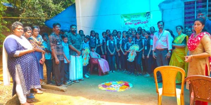 ആർപ്പുവിളികളും ഓണസമ്മാനങ്ങളുമായി ഓണച്ചങ്ങാതിമാരെത്തി ആർപ്പുവിളികളും ഓണസമ്മാനങ്ങളുമായി ഓണച്ചങ്ങാതിമാരെത്തി