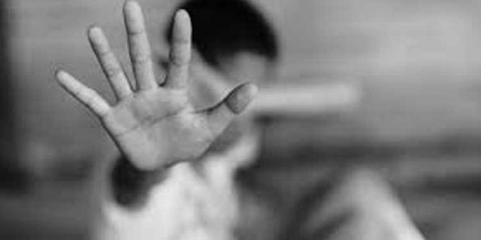 പണം മോഷ്ടിച്ചുവെന്നാരോപിച്ച് ആറാം ക്ലാസ് വിദ്യാർത്ഥിയെ തലകീഴായി കെട്ടിത്തൂക്കാൻ ശ്രമിച്ചുവെന്ന് പരാതി പണം മോഷ്ടിച്ചുവെന്നാരോപിച്ച് ആറാം ക്ലാസ് വിദ്യാർത്ഥിയെ തലകീഴായി കെട്ടിത്തൂക്കാൻ ശ്രമിച്ചുവെന്ന് പരാതി