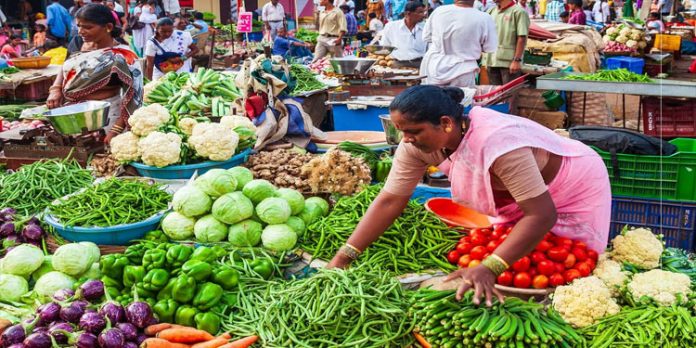 പച്ചക്കറി വിലക്കയറ്റം : ജൂലൈയിൽ രാജ്യത്തെ ചില്ലറ പണപ്പെരുപ്പം ആർബിഐ പരിധിയും കടന്നു പച്ചക്കറി വിലക്കയറ്റം : ജൂലൈയിൽ രാജ്യത്തെ ചില്ലറ പണപ്പെരുപ്പം ആർബിഐ പരിധിയും കടന്നു