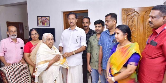 ആസാദി കാ അമൃത് മഹോത്സവം : വനജാക്ഷിയമ്മയെ ജില്ലാ പഞ്ചായത്ത് പ്രസിഡന്റ് ആദരിച്ചു ആസാദി കാ അമൃത് മഹോത്സവം : വനജാക്ഷിയമ്മയെ ജില്ലാ പഞ്ചായത്ത് പ്രസിഡന്റ് ആദരിച്ചു