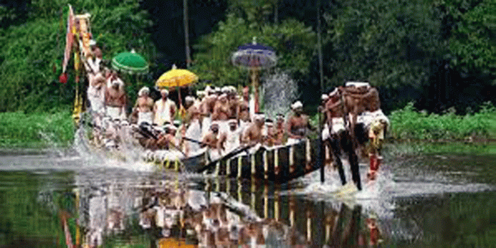 അച്ചന്കോവിലാറ്റില്നിന്ന് തുഴഞ്ഞെത്തുന്ന ഏക പള്ളിയോടം ; ചെന്നിത്തല പള്ളിയോടം അച്ചന്കോവിലാറ്റില്നിന്ന് തുഴഞ്ഞെത്തുന്ന ഏക പള്ളിയോടം ; ചെന്നിത്തല പള്ളിയോടം