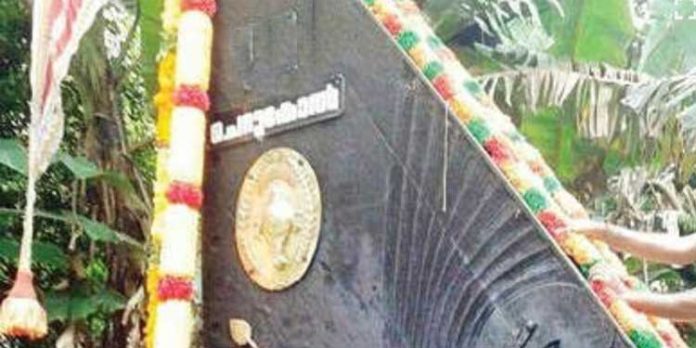 രാജമുദ്രയുടെ തിളക്കവുമായെത്തുന്ന പള്ളിയോടം ആറന്മുള പള്ളിയോടങ്ങളില് ചെറുകോലിന് മാത്രം സ്വന്തം രാജമുദ്രയുടെ തിളക്കവുമായെത്തുന്ന പള്ളിയോടം ആറന്മുള പള്ളിയോടങ്ങളില് ചെറുകോലിന് മാത്രം സ്വന്തം