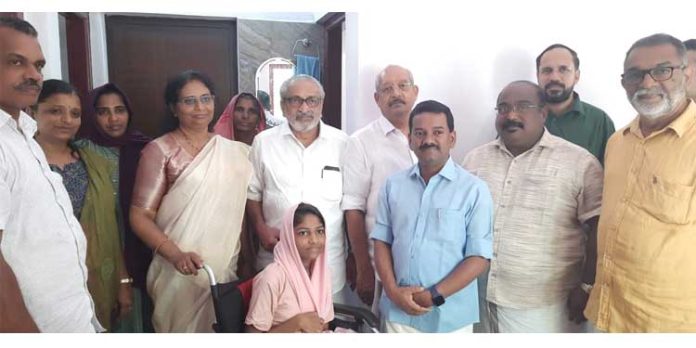 അൽഫിയക്ക് ഓണസമ്മാനവുമായി അഡ്വ. പ്രമോദ് നാരായൺ എംഎൽഎ അൽഫിയക്ക് ഓണസമ്മാനവുമായി അഡ്വ. പ്രമോദ് നാരായൺ എംഎൽഎ