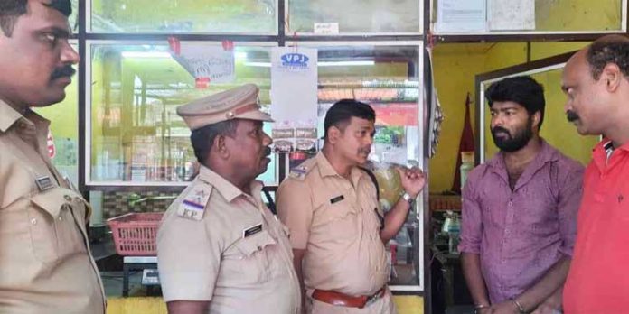 മല്ലപ്പള്ളിയിലെ കടയിൽ മോഷണം ; പ്രതിയുമായി പോലീസ് തെളിവെടുപ്പ് നടത്തി മല്ലപ്പള്ളിയിലെ കടയിൽ മോഷണം ; പ്രതിയുമായി പോലീസ് തെളിവെടുപ്പ് നടത്തി