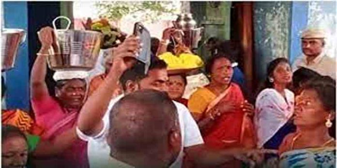 നൂറുവർഷത്തെ വിലക്ക് മറികടന്ന് ദളിതർ ക്ഷേത്രത്തിൽ പ്രവേശിച്ചതിന്റെ ആഹ്ളാദം പങ്കുവച്ച് സി പി എം നൂറുവർഷത്തെ വിലക്ക് മറികടന്ന് ദളിതർ ക്ഷേത്രത്തിൽ പ്രവേശിച്ചതിന്റെ ആഹ്ളാദം പങ്കുവച്ച് സി പി എം
