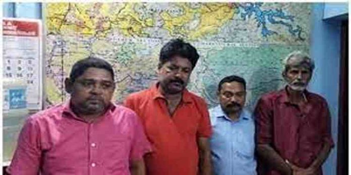 കാട്ടുപന്നിയുടെ ഇറച്ചി വില്ക്കുന്നതിനിടയിൽ നാലുപേർ ഫോറസ്റ്റ് ഉദ്യോഗസ്ഥരുടെ പിടിയിൽ കാട്ടുപന്നിയുടെ ഇറച്ചി വില്ക്കുന്നതിനിടയിൽ നാലുപേർ ഫോറസ്റ്റ് ഉദ്യോഗസ്ഥരുടെ പിടിയിൽ