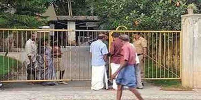 മർദനത്തിലേറ്റ പരിക്കുകളുമായി പോലീസ് സ്റ്റേഷനിൽ എത്തിയ യുവാവ് ഗേറ്റ് താഴിട്ടു പൂട്ടിയശേഷം കടന്നു കളഞ്ഞു മർദനത്തിലേറ്റ പരിക്കുകളുമായി പോലീസ് സ്റ്റേഷനിൽ എത്തിയ യുവാവ് ഗേറ്റ് താഴിട്ടു പൂട്ടിയശേഷം കടന്നു കളഞ്ഞു