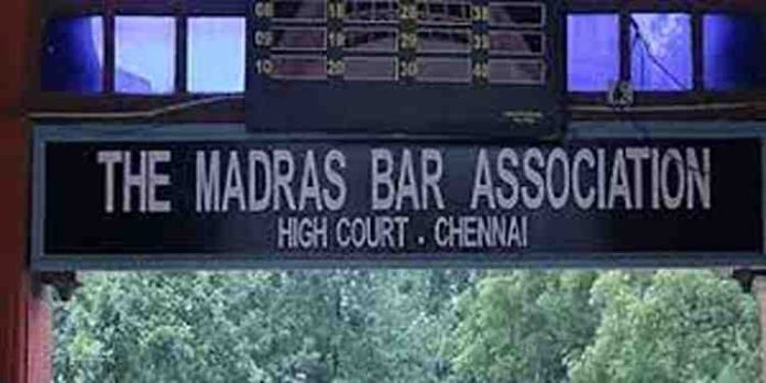 ഐപിസി, സിആര്പിസി എന്നിവയ്ക്ക് ഹിന്ദി പേരുകള് ; പ്രതിഷേധവുമായി ചെന്നൈയിലെ അഭിഭാഷകര് ഐപിസി, സിആര്പിസി എന്നിവയ്ക്ക് ഹിന്ദി പേരുകള് ; പ്രതിഷേധവുമായി ചെന്നൈയിലെ അഭിഭാഷകര്