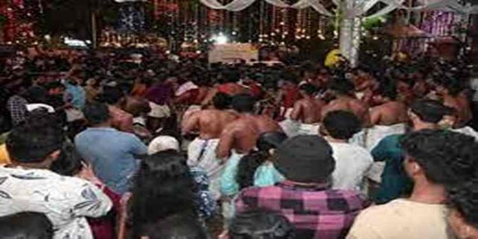 തിരുവോണ നാളില് തിരുവനന്തപുരം നഗരത്തിലേക്ക് ഒഴുകിയെത്തിയത് ആയിരങ്ങള് തിരുവോണ നാളില് തിരുവനന്തപുരം നഗരത്തിലേക്ക് ഒഴുകിയെത്തിയത് ആയിരങ്ങള്