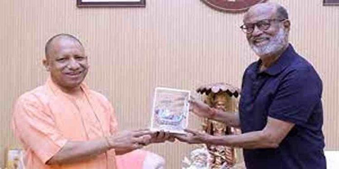 യോഗി ആദിത്യനാഥിനെ സന്ദര്ശിച്ച് തമിഴ് സൂപ്പര്താരം രജനികാന്ത് യോഗി ആദിത്യനാഥിനെ സന്ദര്ശിച്ച് തമിഴ് സൂപ്പര്താരം രജനികാന്ത്