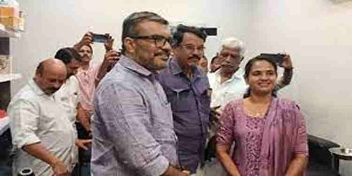 ഷീല സണ്ണിയുടെ ചാലക്കുടിയിലെ പുതിയ ബ്യൂട്ടി പാര്ലര് സന്ദര്ശിച്ച് മന്ത്രി എംബി രാജേഷ് ഷീല സണ്ണിയുടെ ചാലക്കുടിയിലെ പുതിയ ബ്യൂട്ടി പാര്ലര് സന്ദര്ശിച്ച് മന്ത്രി എംബി രാജേഷ്
