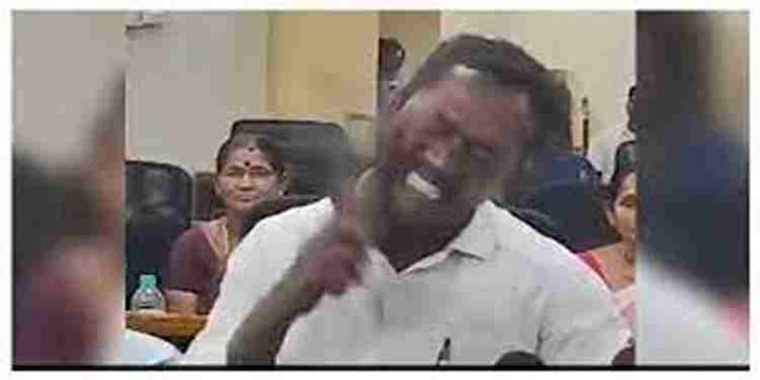 വോട്ടർമാർക്ക് നൽകിയ വാഗ്ദാനങ്ങൾ പാലിച്ചില്ല ; ചെരിപ്പുകൊണ്ട് സ്വയം മുഖത്തടിച്ച് കൗൺസിലർ വോട്ടർമാർക്ക് നൽകിയ വാഗ്ദാനങ്ങൾ പാലിച്ചില്ല ; ചെരിപ്പുകൊണ്ട് സ്വയം മുഖത്തടിച്ച് കൗൺസിലർ