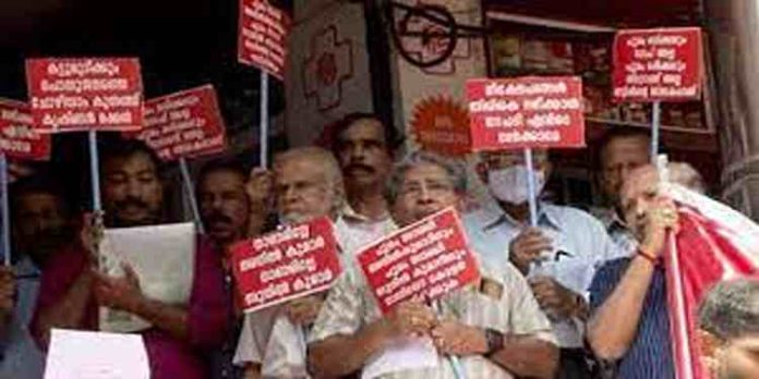 12 ശതമാനം പലിശ വാഗ്ദാനം ചെയ്ത് കബളിപ്പിച്ചു; പണം നിക്ഷേപിച്ചവർ പ്രതിഷേധവുമായി രംഗത്ത് 12 ശതമാനം പലിശ വാഗ്ദാനം ചെയ്ത് കബളിപ്പിച്ചു; പണം നിക്ഷേപിച്ചവർ പ്രതിഷേധവുമായി രംഗത്ത്
